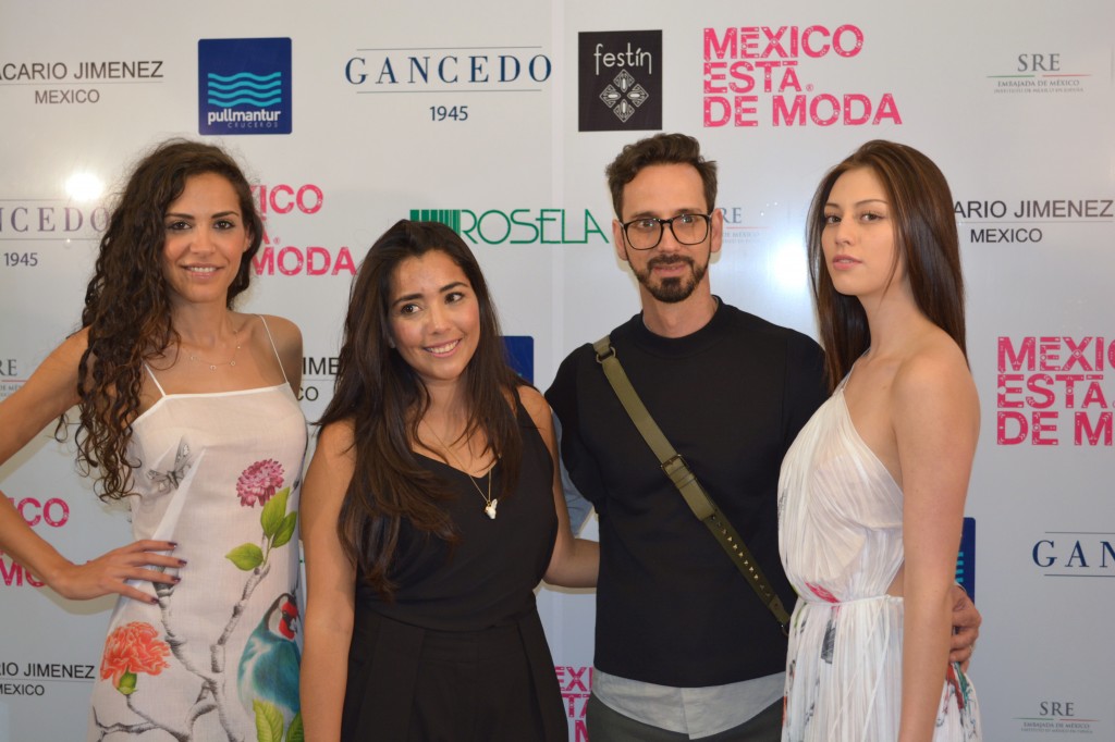 Karla Sarti y Macario Jimenez con las modelos