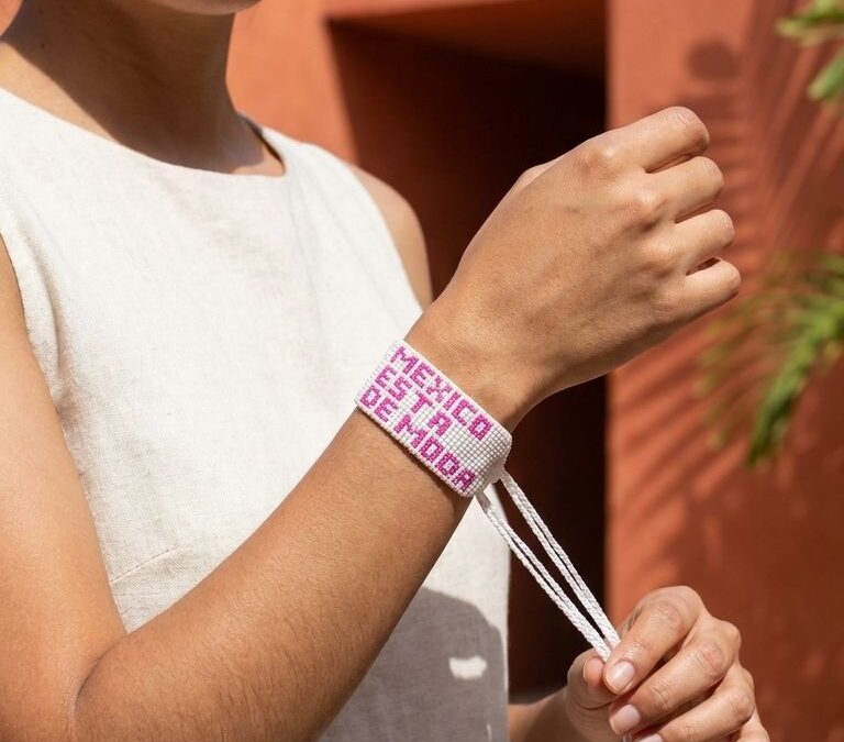 MÉXICO ESTÁ DE MODA PRESENTA SU NUEVA COLECCIÓN DE PULSERAS ARTESANALES EN COLABORACIÓN CON MUNDO HUICHOL